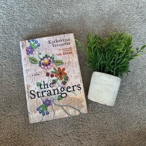 🌷2 for $15🌷The Strangers by Katherena Vermette - Hardcover